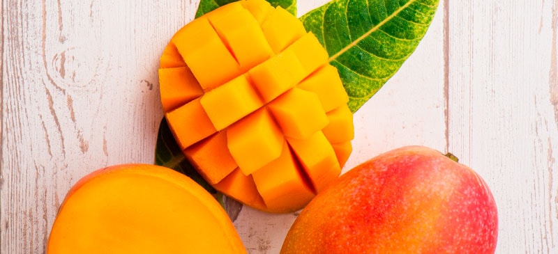 Sorting fresh mangoes